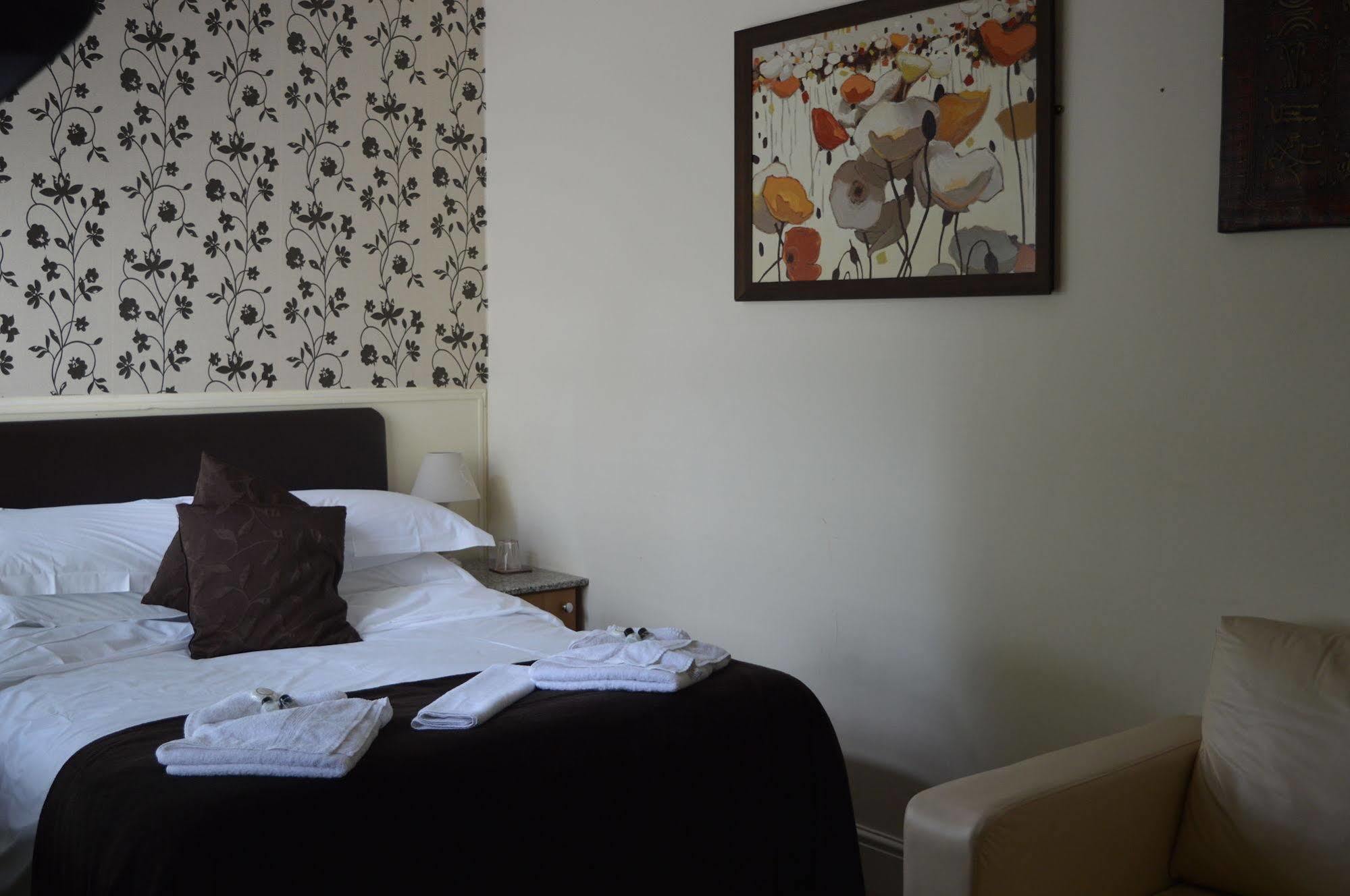The Sheldon B&B - Free Private Parking Eastbourne Eksteriør bilde